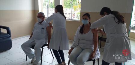 Em Curiúva, enfermeira Taís e o médico Rubén foram os primeiros vacinados pela CoronaVac